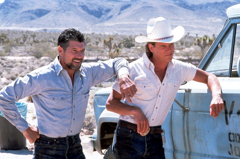 FILM STILLS OF 'TREMORS' WITH 1990, KEVIN BACON, CAR, CLOTHING, COWBOY, DENIM SHIRT, DESERT, HAT, JE...