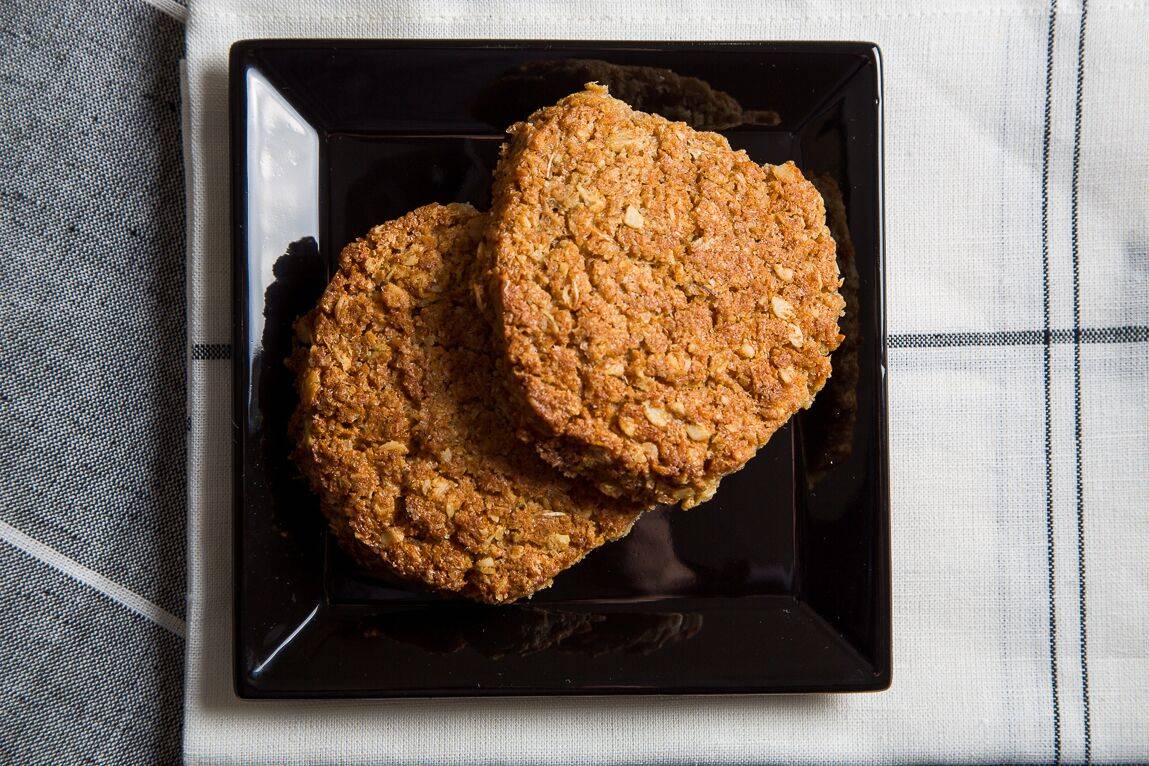 Spelt flour, oats and coconut breakfast biscuits